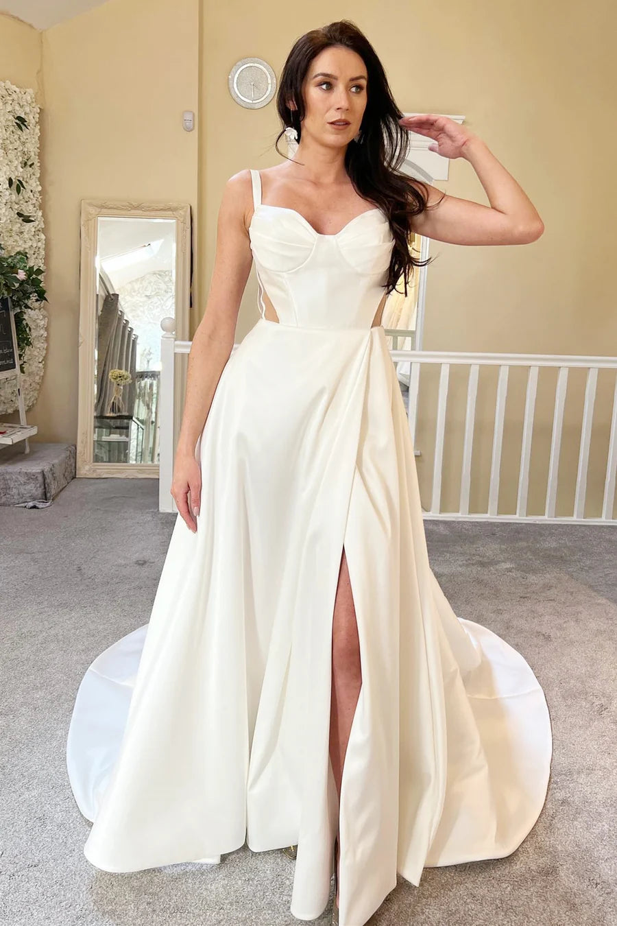 Robe de mariée trapèze à décolleté en cœur et traîne découpée avec fente